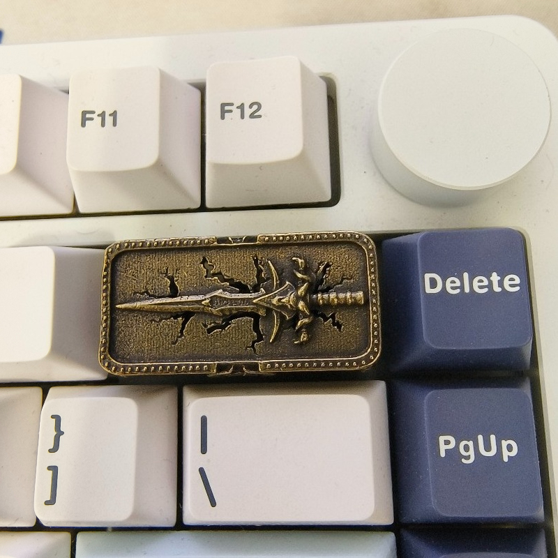 Keycap Artisan Anime - อะนิเมะคีย์แคปเวิลด์ออฟวอร์ริเออร์ ฟรอสต์มอร์นคีย์แคปแบบกำหนดเองสำหรับคีย์บอร์ดแบบกลไก คีย์แคป DIY โลหะทองเหลืองคีย์แคปของขวัญพีซี